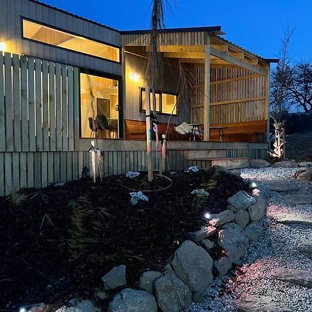 Alpine Chalet - Views, Fire-Pit, Central, Cosy Wanaka Exterior photo