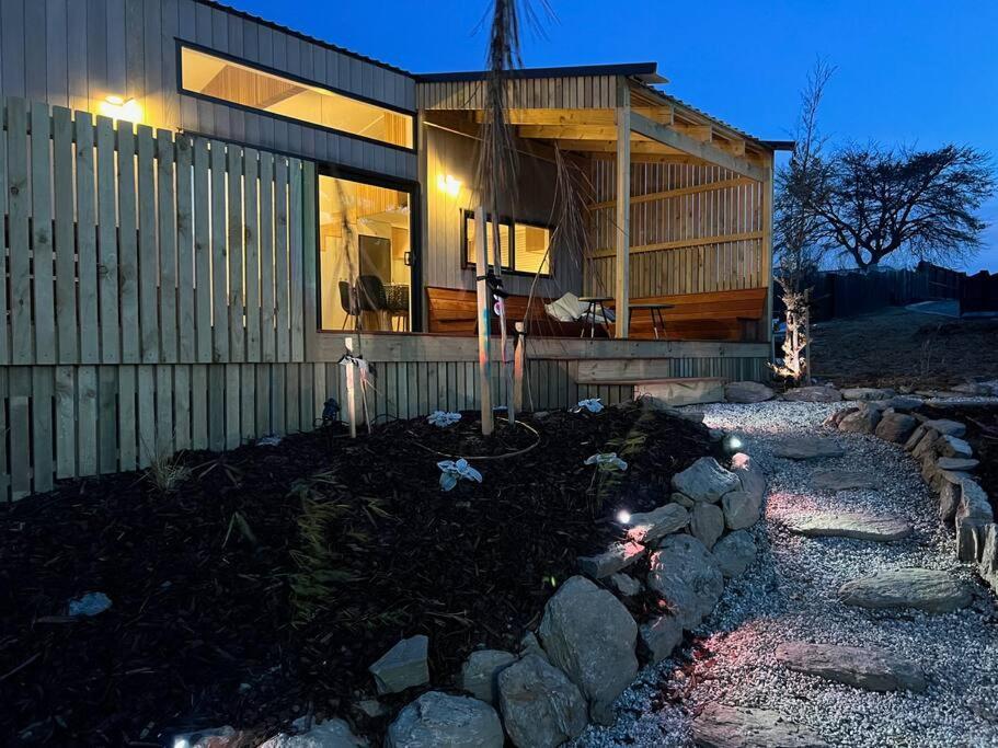 Alpine Chalet - Views, Fire-Pit, Central, Cosy Wanaka Exterior photo
